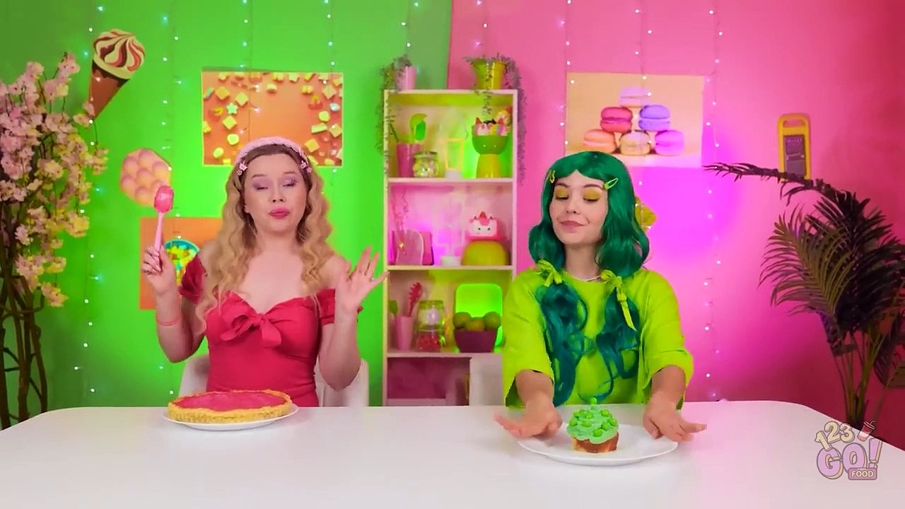 COOKING 1 COLOR FOOD CHALLENGE -- Fantastic Kitchen Hacks PINK PIZZA by 123 GO FOOD