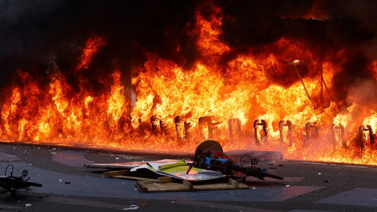 Manif du 1er Mai : violent incendie à Paris, un camion de police sort ses canons à eau