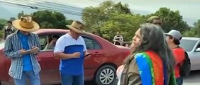 ¡Fuera, fuera! Le gritan al diputado de LIBRE, Bartolo Fuentes durante marcha del Día Internacional del Trabajador