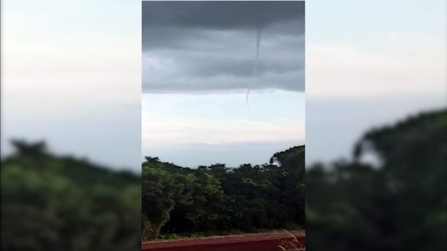 Formação cônica de nuvens no céu chama a atenção de cascavelenses