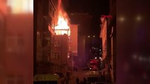 Kağıthane'de 3 Katlı Binanın Çatı Katı Yandı