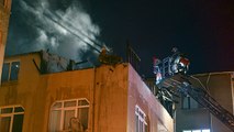 Kağıthane'de 3 katlı binanın çatı katı alev alev yandı