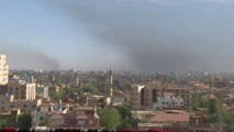 تصاعد الدخان في العاصمة السودانية رغم الحديث عن بوادر تهدئة بين طرفي الصراع  #الخرطوم  #السودان  #العربية