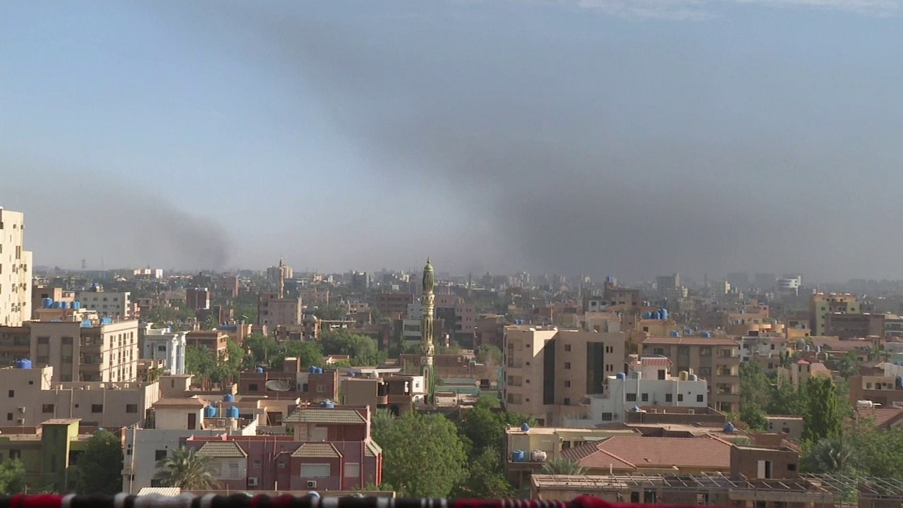 تصاعد الدخان في العاصمة السودانية رغم الحديث عن بوادر تهدئة بين طرفي الصراع  #الخرطوم  #السودان  #العربية