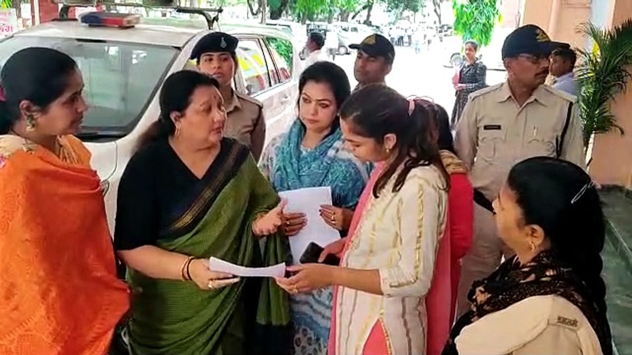 समलैंगिक विवाह का संतों ने जताया विरोध, राष्ट्रपति के नाम सौंपा ज्ञापन