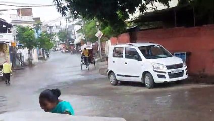 #weather : तीन दिन तक बारिश-ओलावृष्टि की चेतावनी, सावन-भादों जैसी मई की शुरुआत- देखें वीडियो
