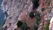 Yamaç paraşütü yapan Rus turist kayalıklara çakıldı