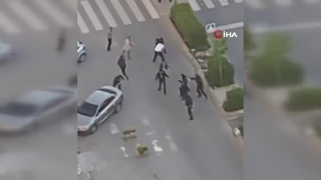 Kalp krizi nedeniyle hayatını kaybeden adamın yakınları sağlık çalışanlarına saldırdı, polis havaya ateş açarak durdurabildi