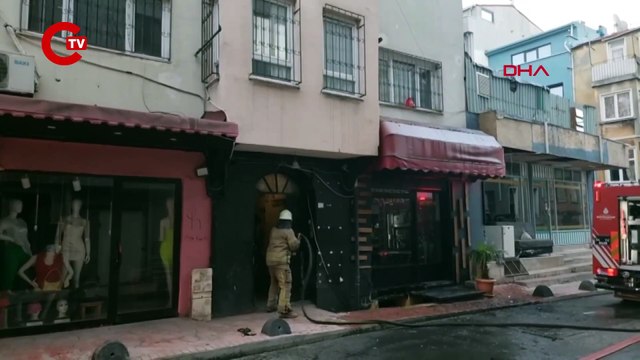 Beyoğlu'nda korkutan yangın: 4 katlı binanın çatı katı alev alev yandı
