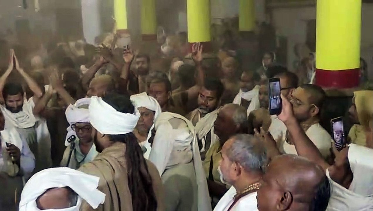 यह ब्रज रज का आनंद...धूल में लोट-लोटकर निभाई परंपरा