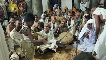 यह ब्रज रज का आनंद...धूल में लोट-लोटकर निभाई परंपरा
