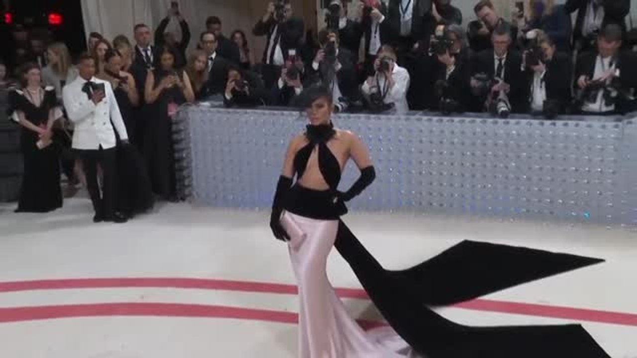 Homenaje a Karl Lagardfeld en la siempre espectacular alfombra de la Gala Met