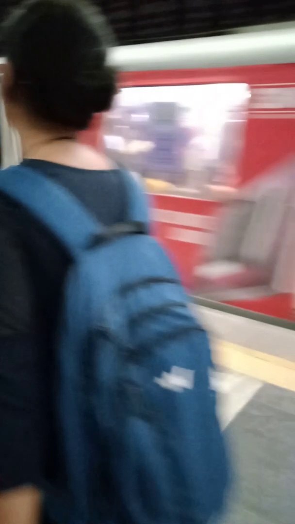⁣Running metro