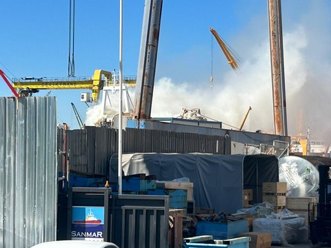 Tuzla'da tersanede bakıma alınan yük gemisinde yangın çıktı