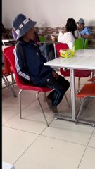 Joven regala un plato de comida a niño en situación de calle