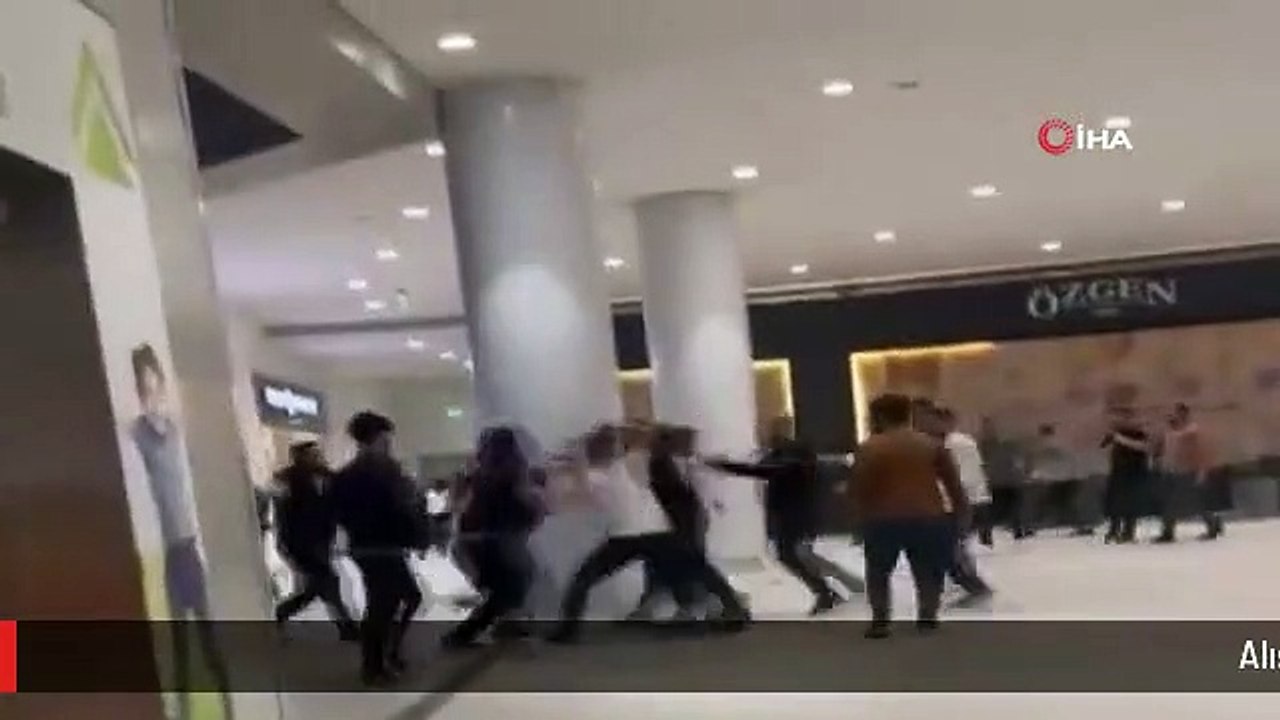 Alışveriş merkezinde meydan muharebesi gibi kavga kamerada