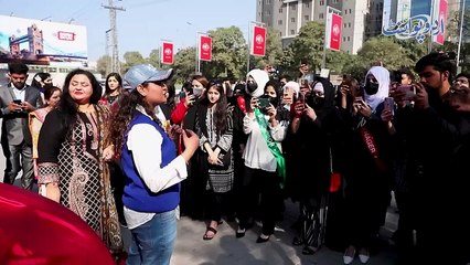 19 Years Old Millionaire Girl Ne Apni Mother Ko 84 Lakh Ki Car Gift Kar Ke Bara Surprise De Dia