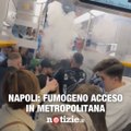 Il Napoli fa gol e i tifosi accendono un fumogeno in metropolitana