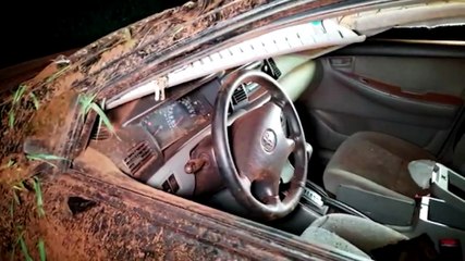 Corolla fica destruído após capotar na Avenida Guaíra