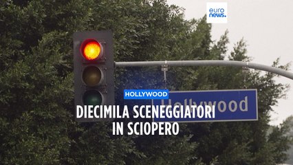 Diecimila sceneggiatori di Hollywood in sciopero: "Salari più alti e royalties sulle serie tv"