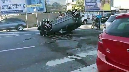 Veículo capota após bater em semáforo e derrubar estrutura