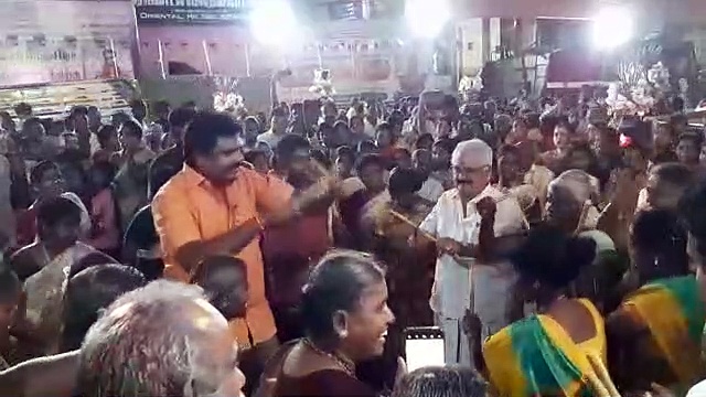 பெரியகோவில் சித்திரை திருவிழாவில் கும்மியடித்து மகிழ்ந்த மாநகராட்சி மேயர், ஆணையர்