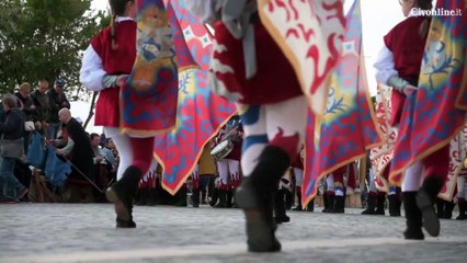 Gli sbandieratori di Amelia si esibiscono al porto storico di Civitavecchia