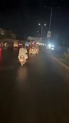 Des parents transportent leurs enfants dans une cage accrochée à l’arrière de leur voiture