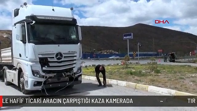 TIR İLE HAFİF TİCARİ ARACIN ÇARPIŞTIĞI KAZA KAMERADA