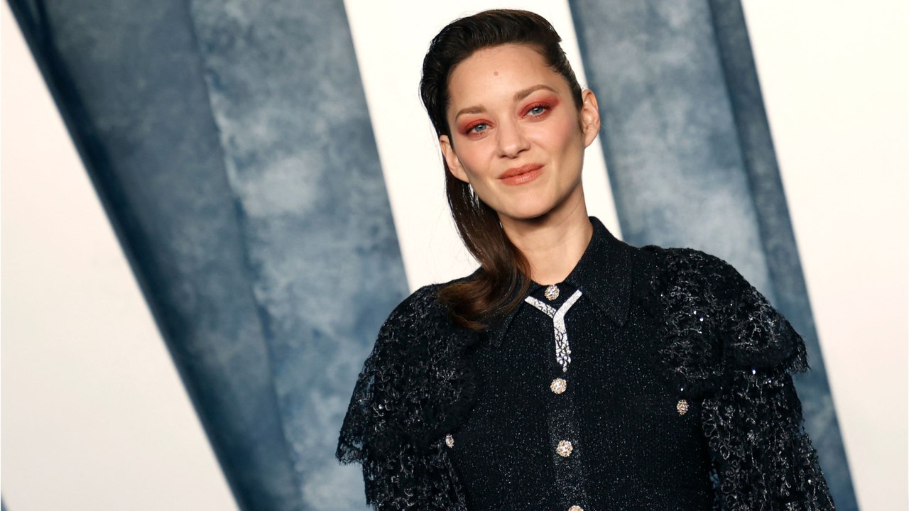 VOICI - Marion Cotillard "massacrée" au Met Gala 2023 : les internautes choqués par le look de l'actrice
