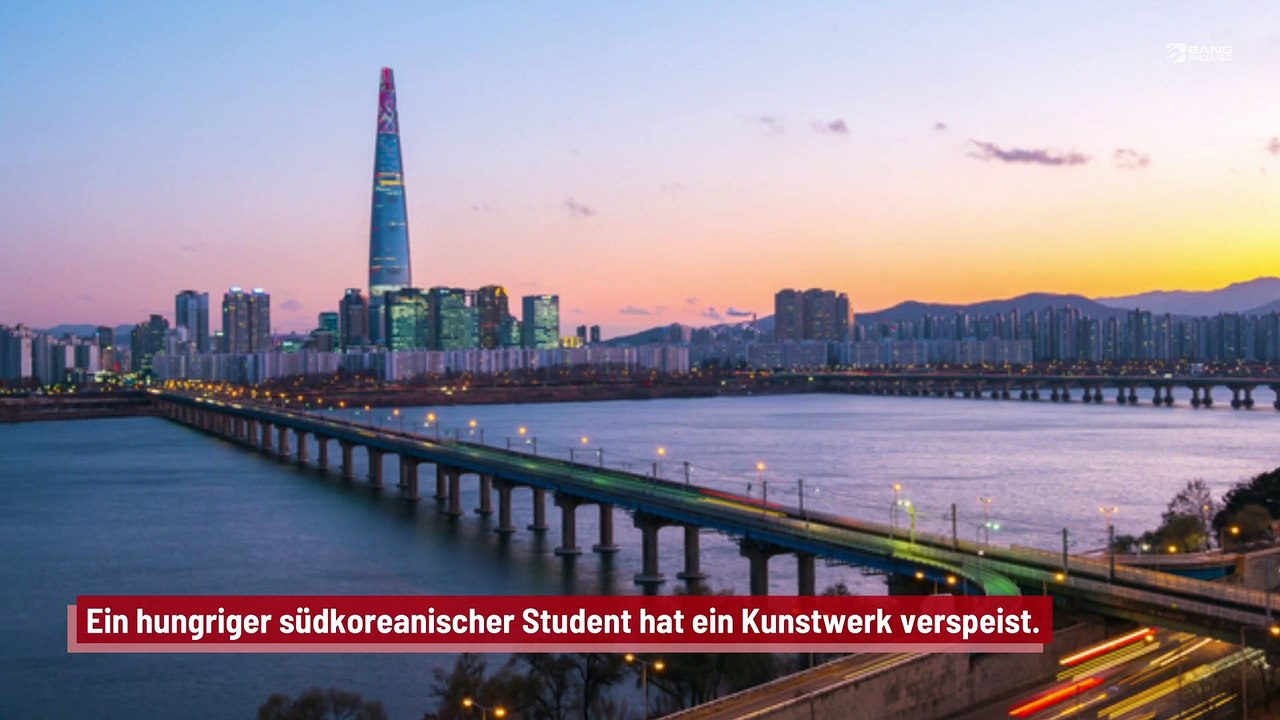 Student verschlingt Banane, die als Kunstwerk ausgestellt war