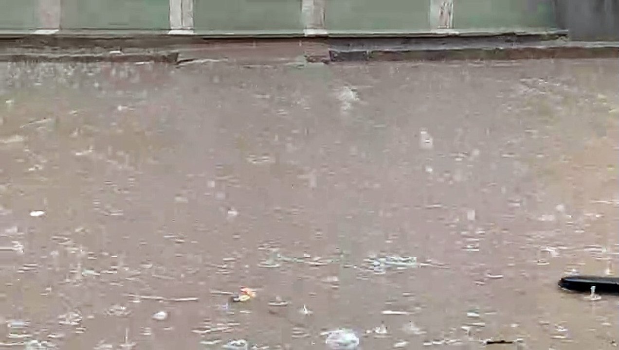 सकट. कस्बे में बारिश के साथ गिरे ओले व मुख्य सड...