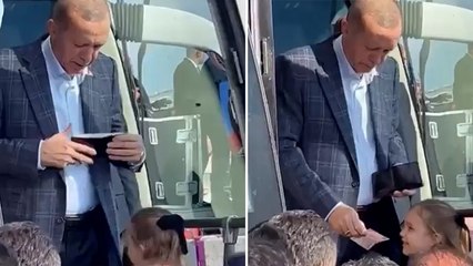 Cumhurbaşkanı Erdoğan içi para dolu cüzdanını kapatamadı, dik bir şekilde cebine koydu