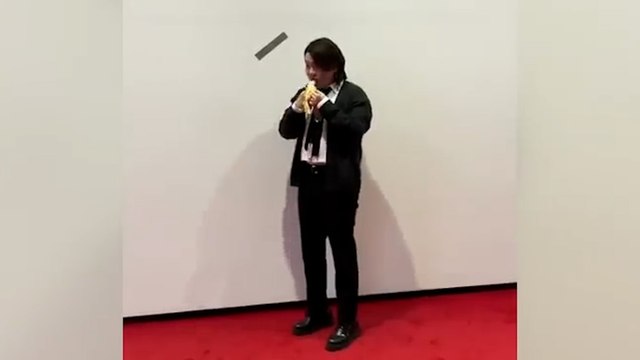 Un étudiant sud-coréen mange une banane à 120 000 dollars