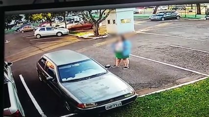 Câmera mostra ladrão roubando carro de servidora no estacionamento da Prefeitura