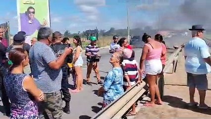 Moradores de Arapiraca fecham AL-220 para cobrar sinalização
