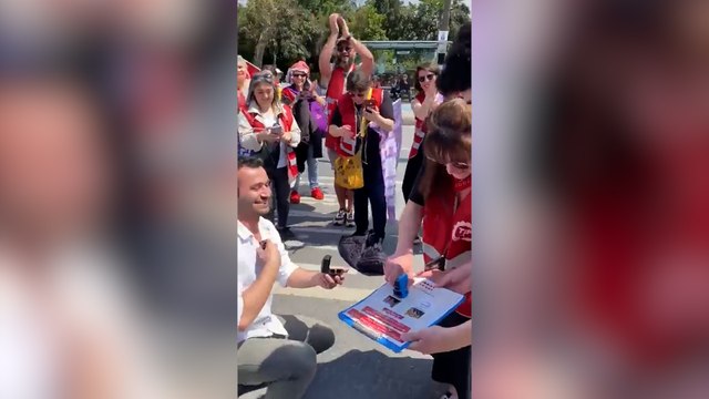 TİP kortejinde renkli evlilik teklifi