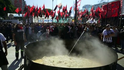 شاهد: تقديم الطعام مجاناً في مظاهرات عيد العمال بالأرجنتين