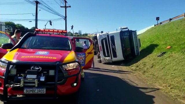 Caminhão tomba na rodovia BR-277, em Cascavel, na Região do XIV de Novembro