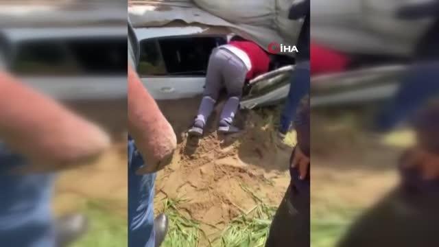 İzmir'de feci kaza: Kum yüklü kamyon, otomobilin üzerine devrildi