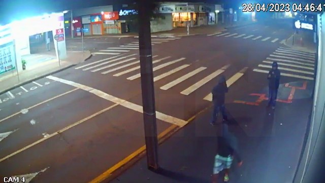 Câmeras flagram ladrões tentando arrombar estabelecimento no Centro