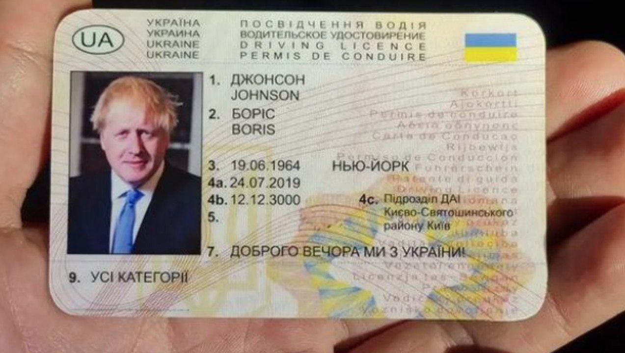 Skurriler führerschein: betrunkener weist sich als boris johnson aus