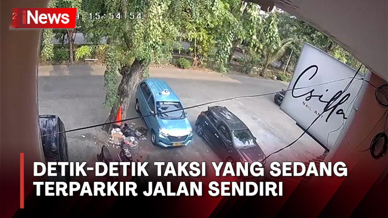 Detik-Detik Taksi yang Sedang Terparkir Jalan Sendiri hingga Tercebur Kali di Kelapa Gading