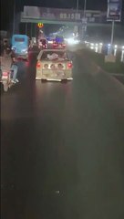 Des parents transportent leurs enfants dans une cage derrière la voiture