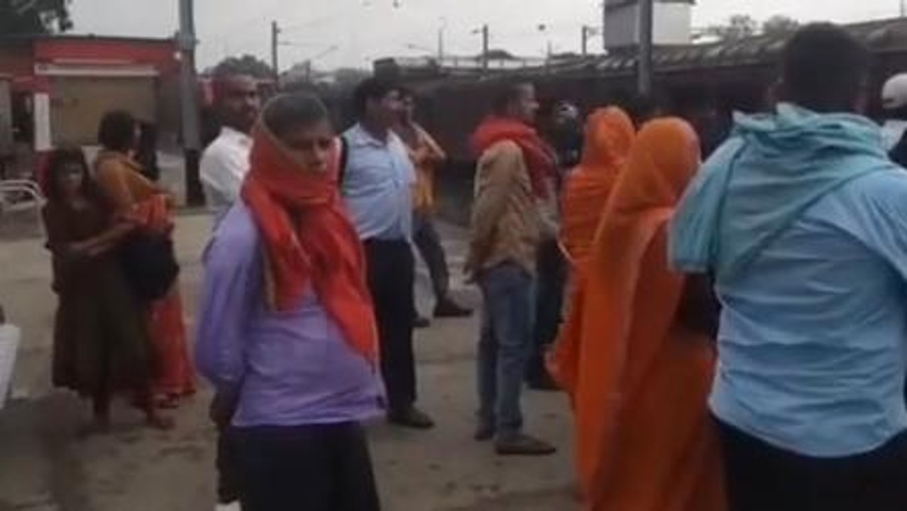जमुई: झाझा स्टेशन पर चलती ट्रेन के नीचे फंसा मव...