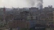 أعمدة الدخان تتصاعد في سماء #الخرطوم بعد استهداف محيط مطار والقيادة العامة #السودان  #العربية