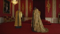 Re Carlo III, i vestiti della corona esposti a Buckingham Palace