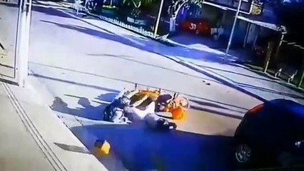 Moto colide na parte traseira de carro de passeio