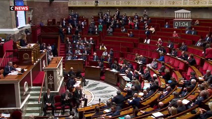 La colère du député LFI Antoine Léaument, cet après-midi à l'Assemblée contre Gérald Darmanin ! On a pu voir le début debout en train d'hurler "Menteur" pendant que le Ministre l'accuse de n'avoir aucun mot pour le policier gravement blessé hier. En ouver