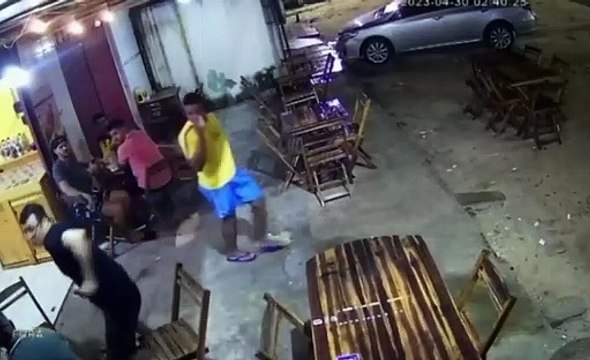 Policial armado 'surta' e agride homens em lanchonete